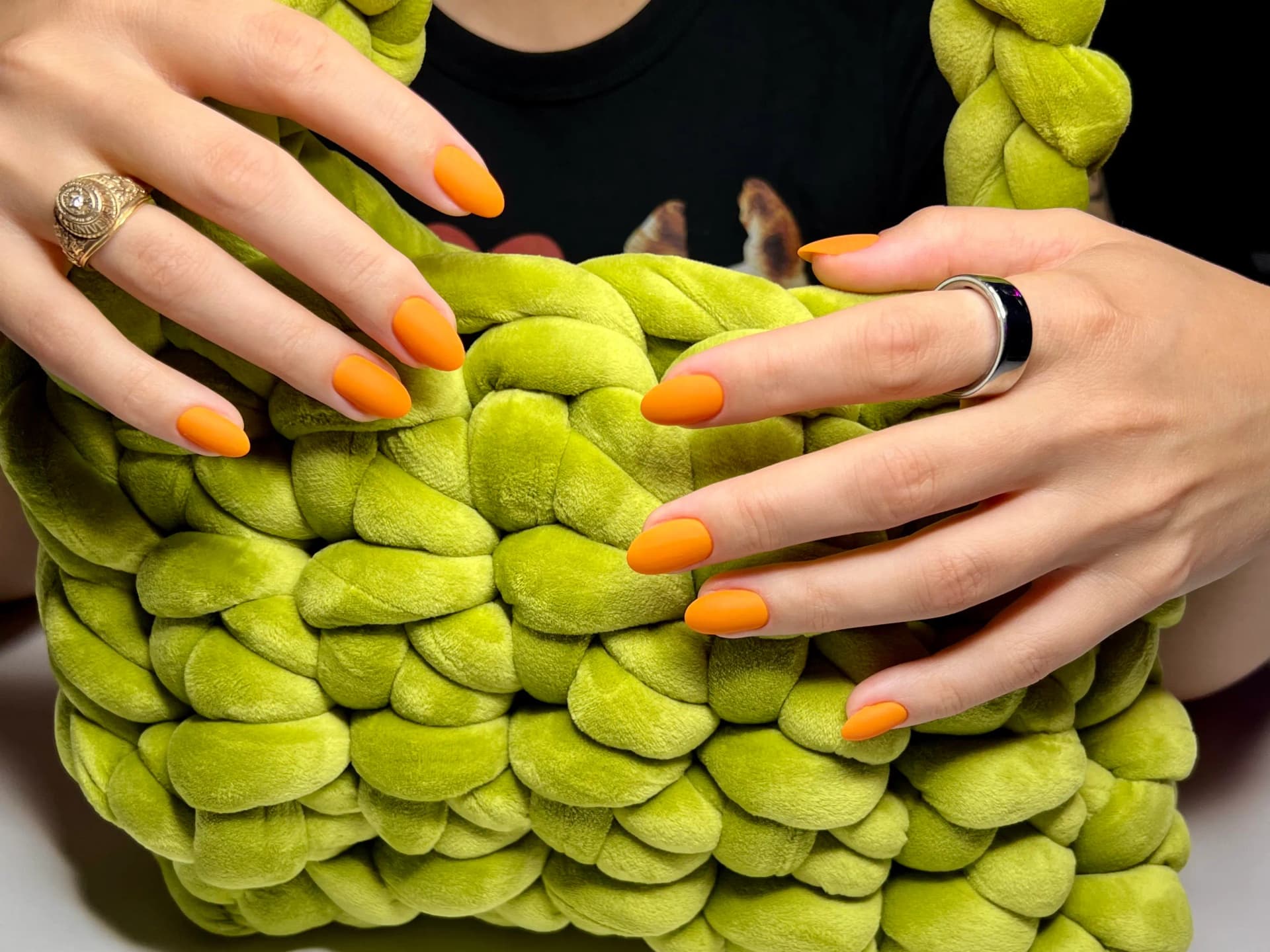 Minimalist nail art